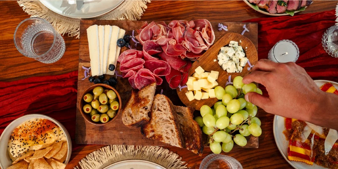 Mesa de quesos y carnes frías para compartir