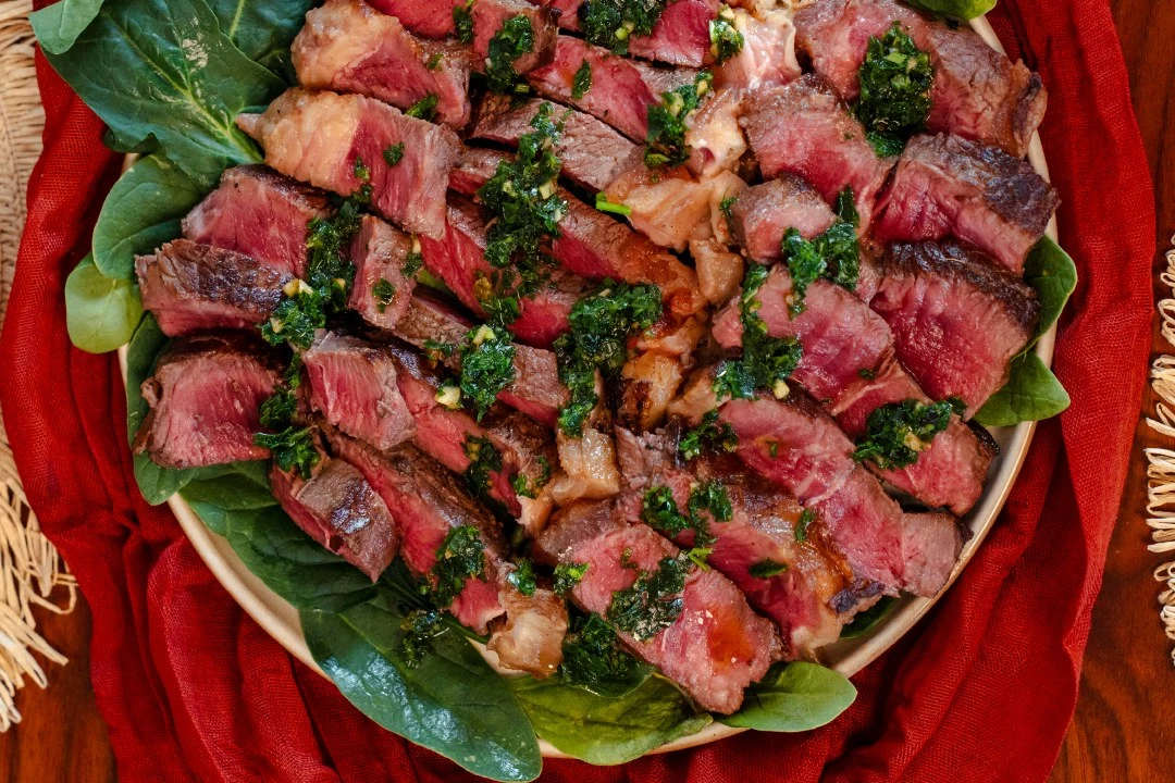 Carnes a la parrilla con hierbas frescas